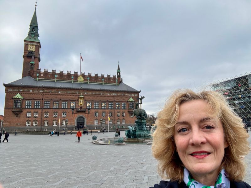 medietræner og journlaist Anna foss foran Københavns Rådhus en vinterdag