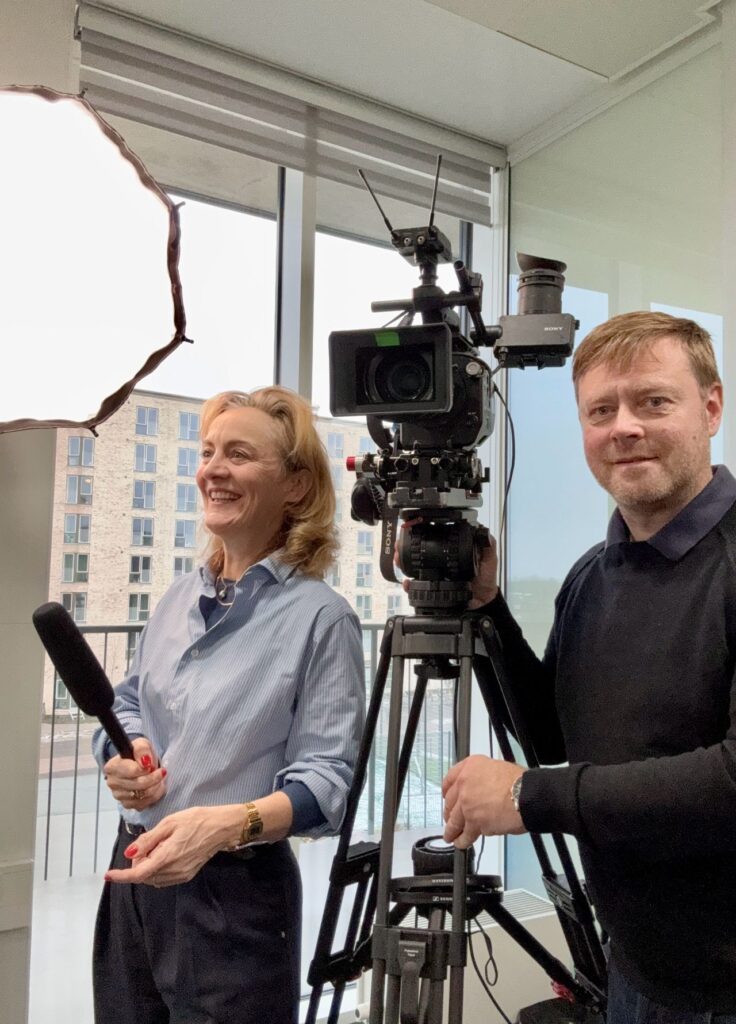 Anna Foss med Mikrofon og Rasmus Aude bag kamera